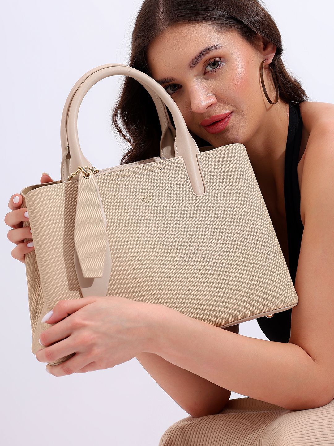 Itti Women Trapez Textured Structured Handheld Bag With Pouch