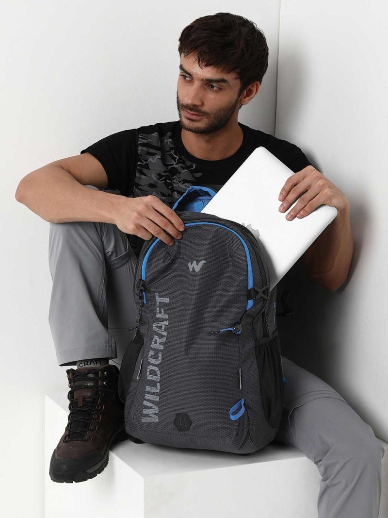 Wildcraft Techpack 30 30L trekking backpack in Black - view 4